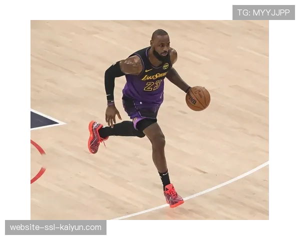 -终场哨响，41岁詹姆斯跪地掩面，创历史最年长三双纪录-