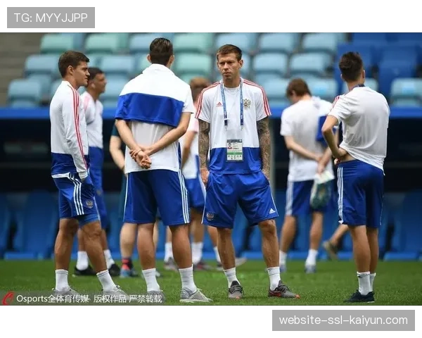 教练席的沉思：里昂主帅博斯在球队被绝杀后的凝重表情